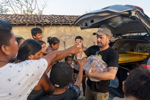 José Andrés present with community members in Acapulco during relief efforts — photographed by David Andrade
