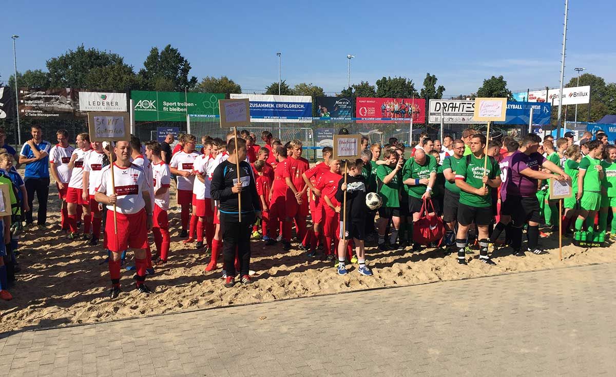 Gemeinsamer Einlauf aller Teams mit Gastgeber Dietmar Sonius