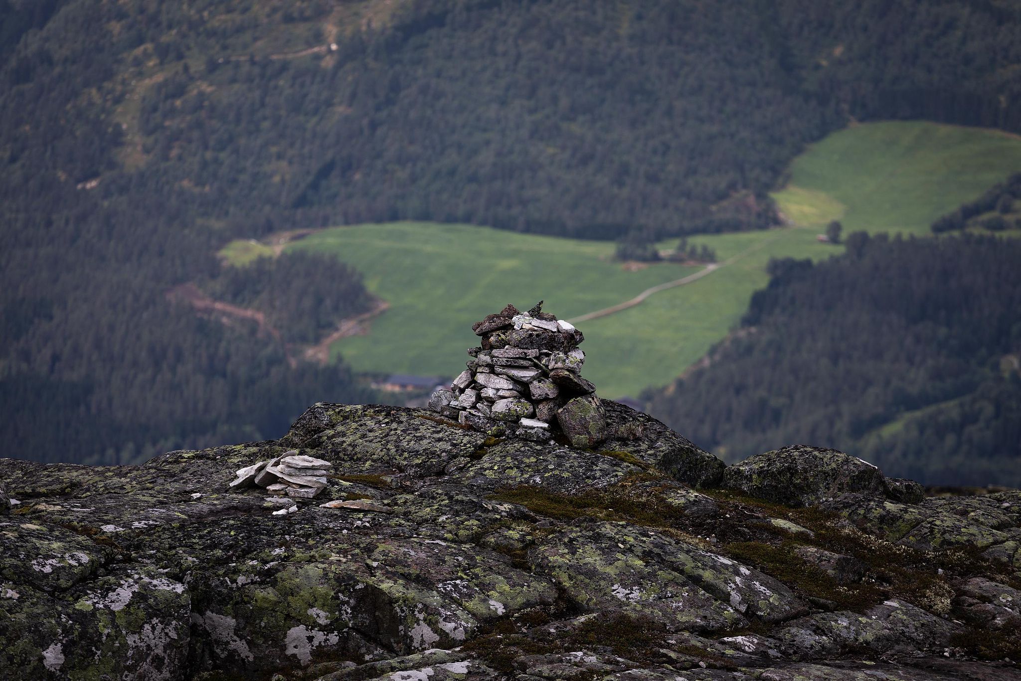 Rocher en avant-plan avec vallon nordique en arrière-plan.