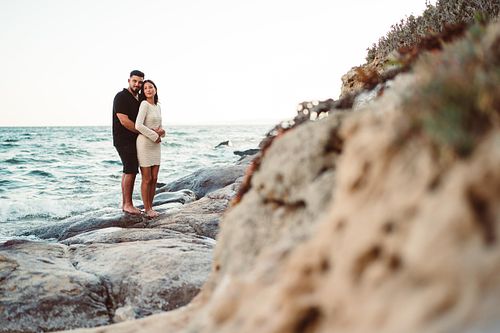 Coppia in Sardegna sugli scogli a Portoscuso