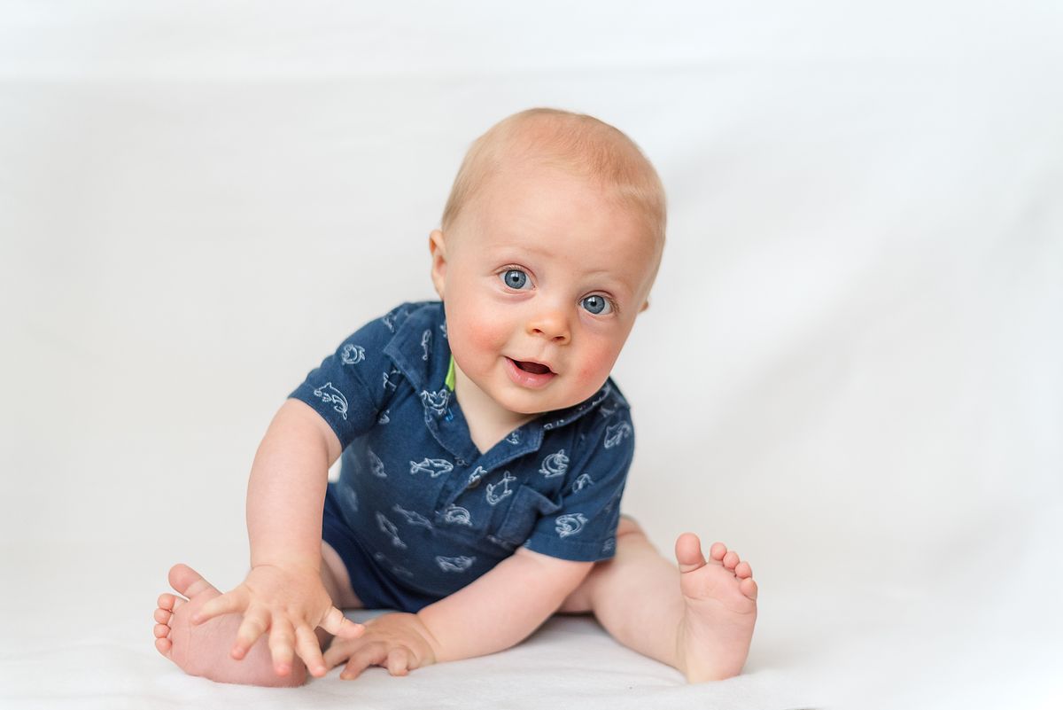 6-month baby sitting up milestone photos by Cranberry Township PA newborn photographer