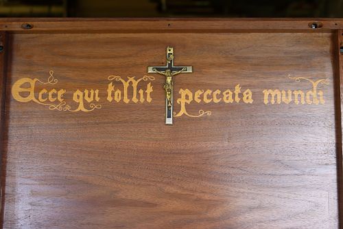 the reredos with the crucifix and the text from the Mass: Ecce qui tollit peccata mundi