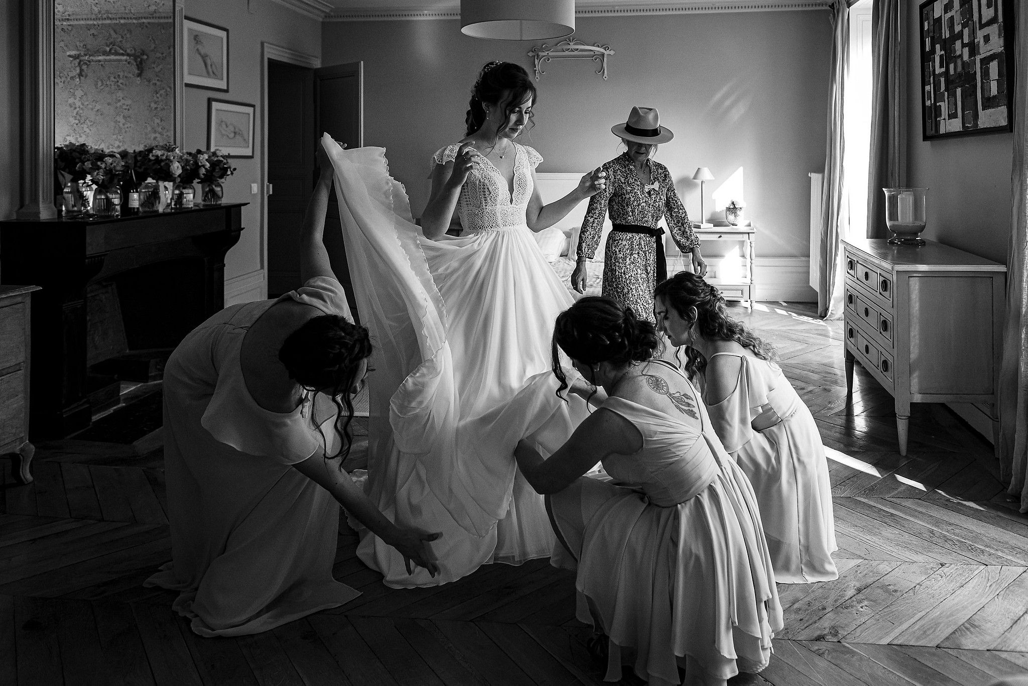 Mari&eacute;e qui se pr&eacute;pare au domaine de Vavril avec ses t&eacute;moins sous le regard bienveillant de sa maman captur&eacute; par S&eacute;bastien CLAVEL photographe de Mariage &agrave; Lyon et Gen&egrave;ve