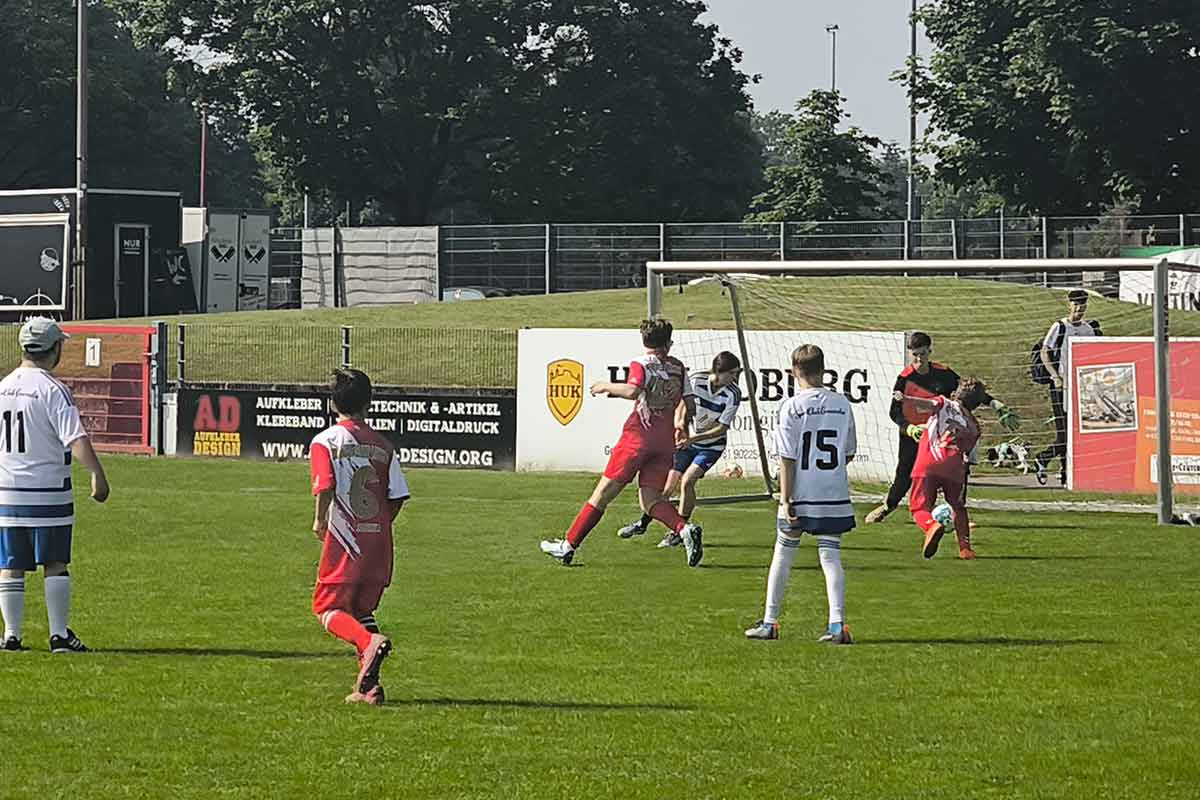 Viele Torszenen auf beiden Seiten, die Kinder feierten das fußball spielen
