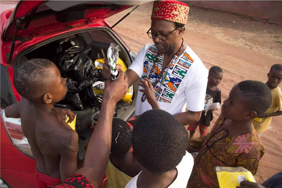 Toni reist in Kürze wieder nach Nigeria um Spenden zu verteilen