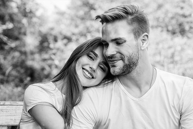 Poses de pareja sentada y reclinada