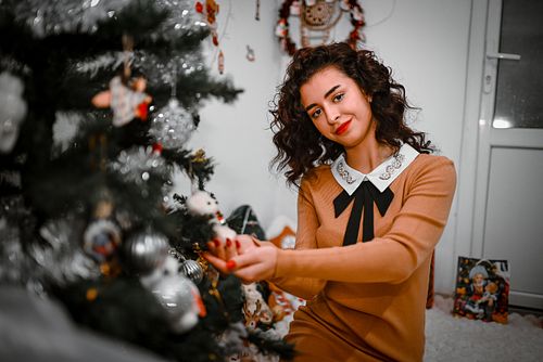 portret feminin realizat într-un decor festiv de iarnă