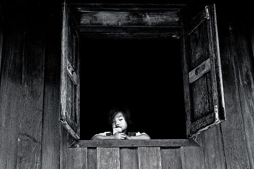 Portrait d'un enfant pris en photo de rue à Sapa au Vietnam
