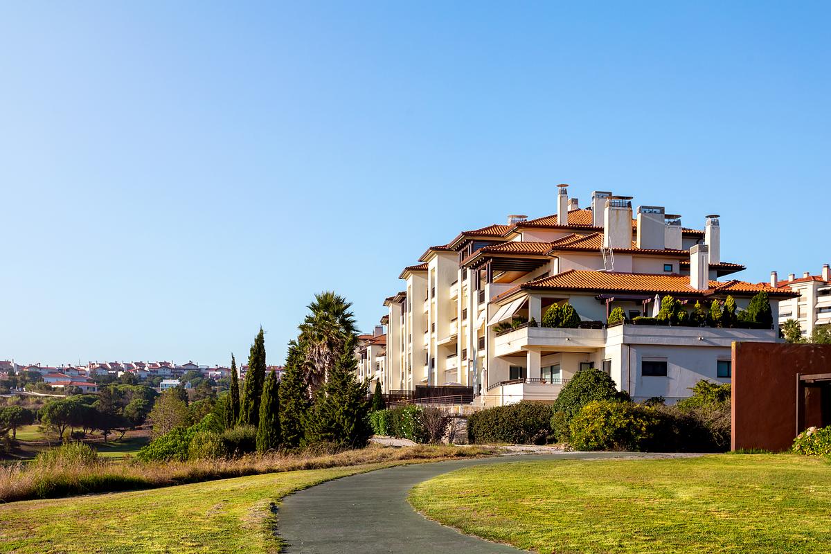Varanda de apartamento com vista para o golfe no Belas Clube de Campo &ndash; fotografia residencial