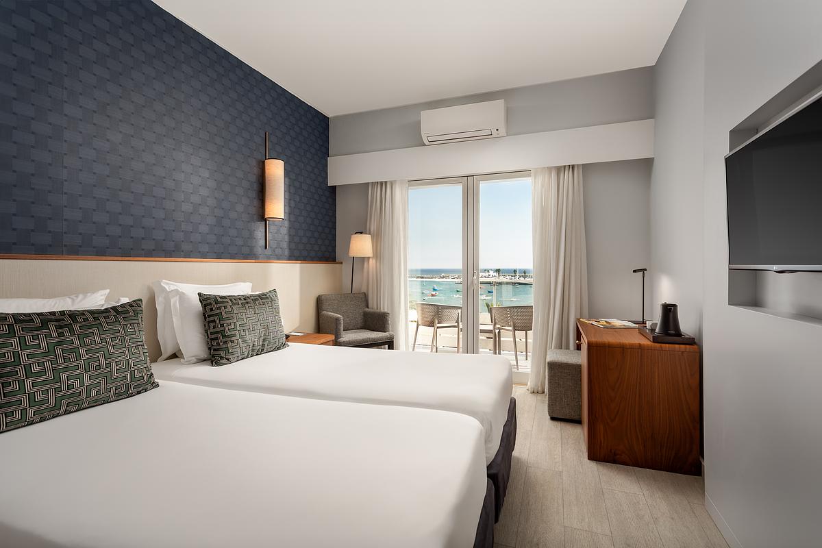 Quarto renovado do Hotel Ba&iacute;a Cascais &ndash; fotografia de interiores de hotel