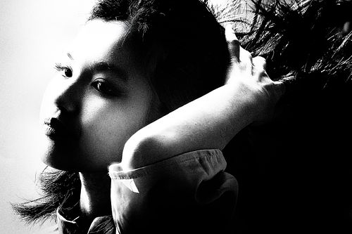 Portrait d'une jeune femme prise en photo de rue à Hanoï au Vietnam