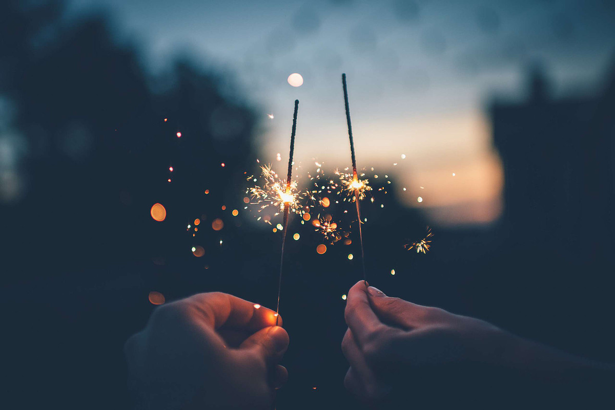 A simple yet cluttered image makes the photo composition not as strong as it could be.