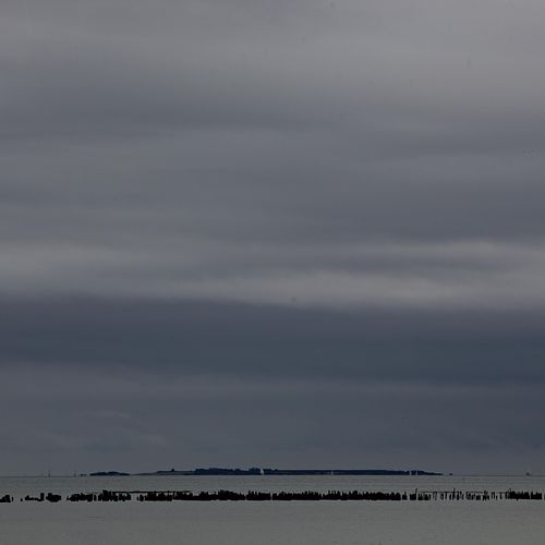 Étendue d’eau avec horizon bas, composition simple.