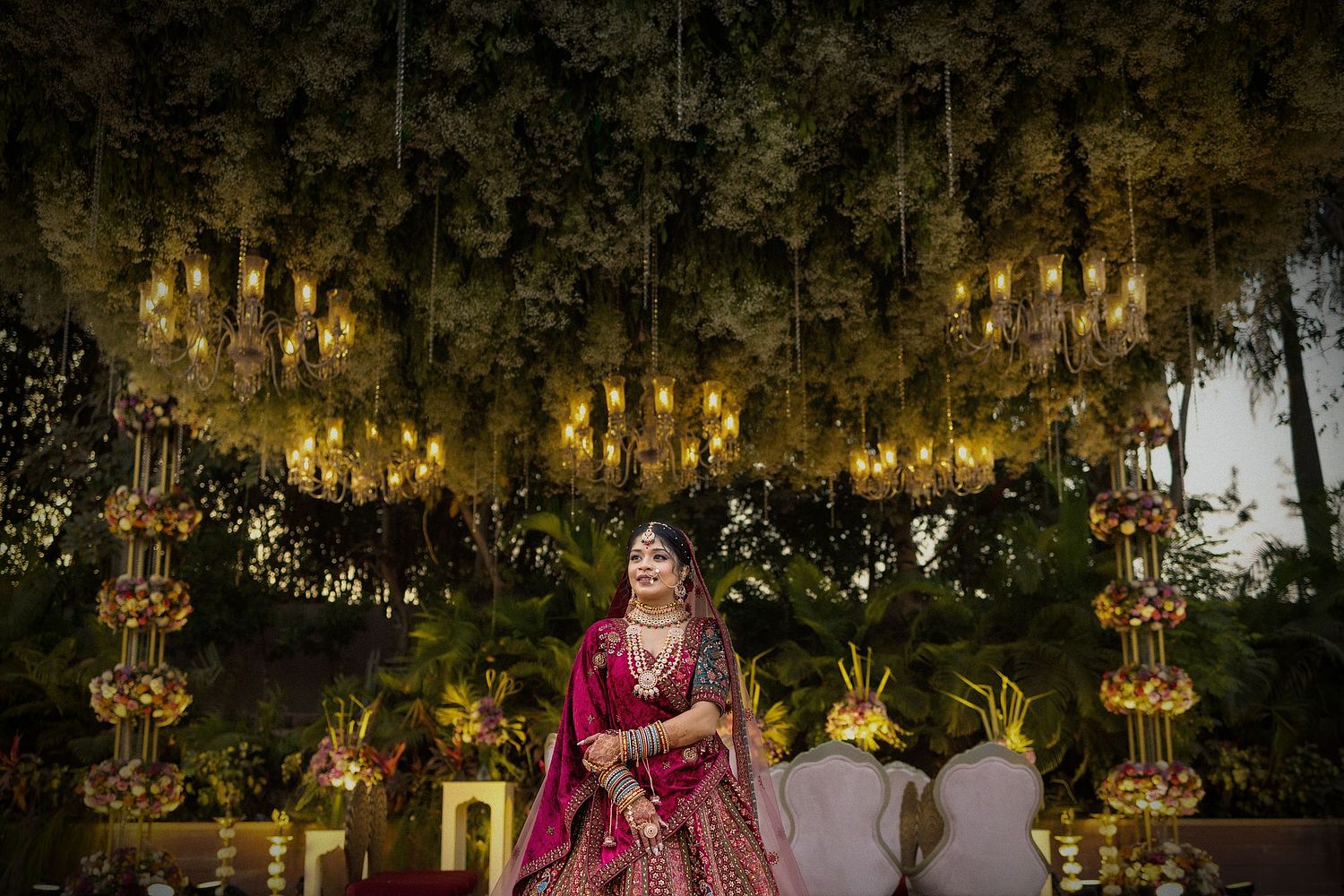 Bride photo near mandap
