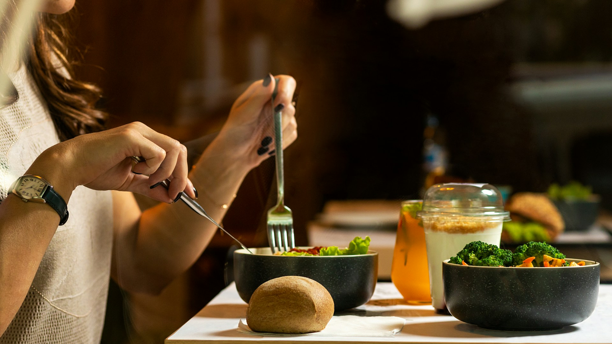 Una mujer haciendo dieta de ensaladas