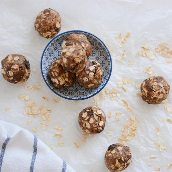 several prepared oat energy balls