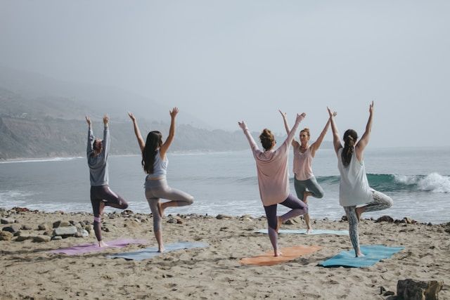 femmes faisant du yoga