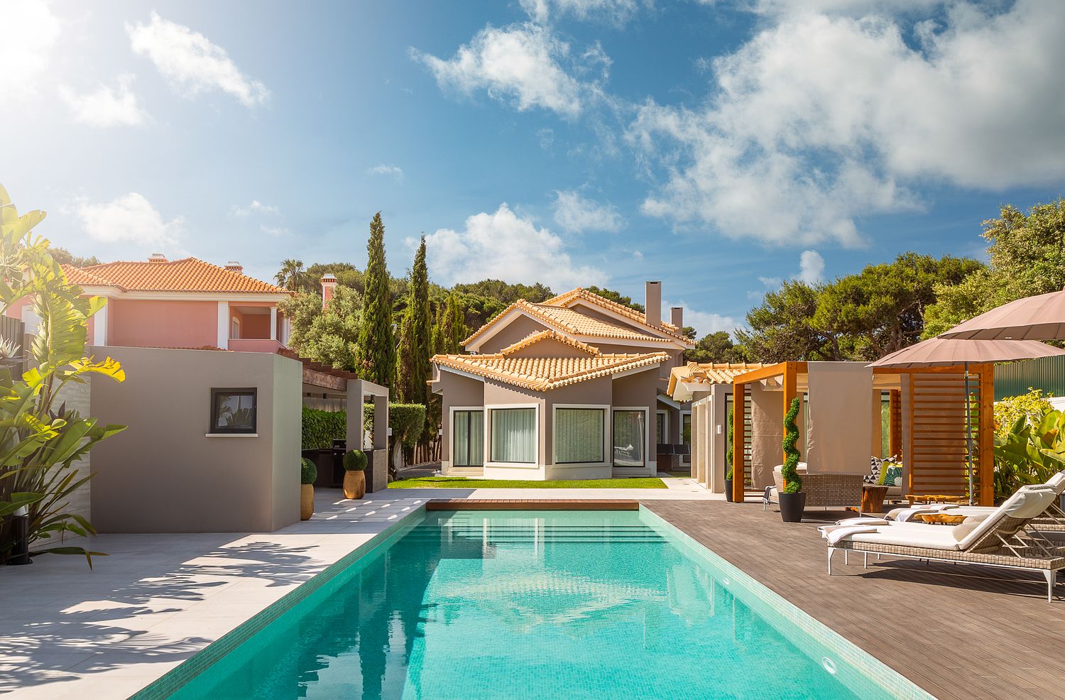 Jardim e &aacute;rea de lazer com piscina em moradia decorada por Raquel Lopes Design, projeto de exteriores e paisagismo fotografado por Pedro Br&aacute;s Photography &mdash; fotografia profissional de design de exteriores e espa&ccedil;os residenciais de luxo em Portugal.