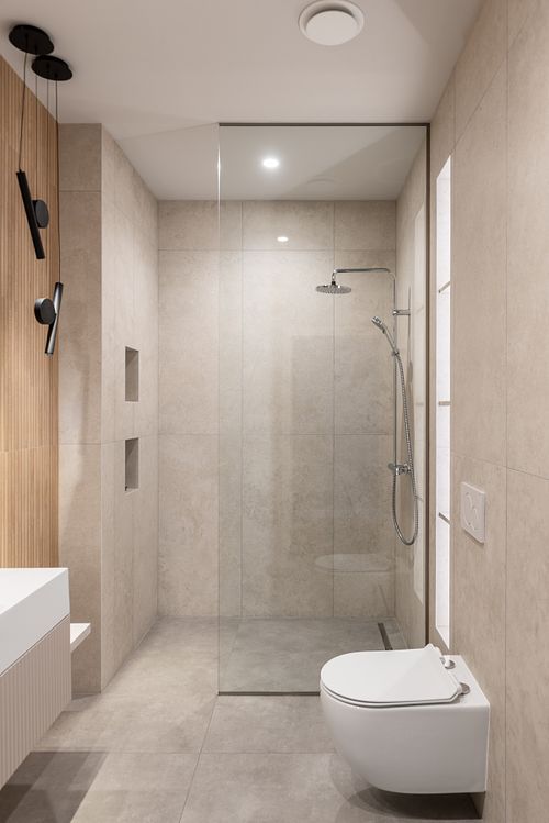 Wide-frame view of minimalist bathroom illuminated by warm light &ndash; Columna project