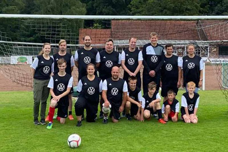 Neue Adidas-Trikots dank großzügiger Unterstützung vom Autohaus Simon