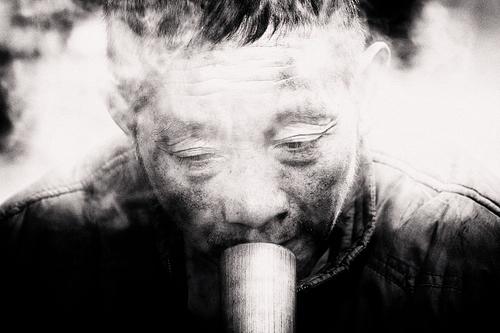 Portrait d'un homme pris en photo de rue à Sapa au Vietnam