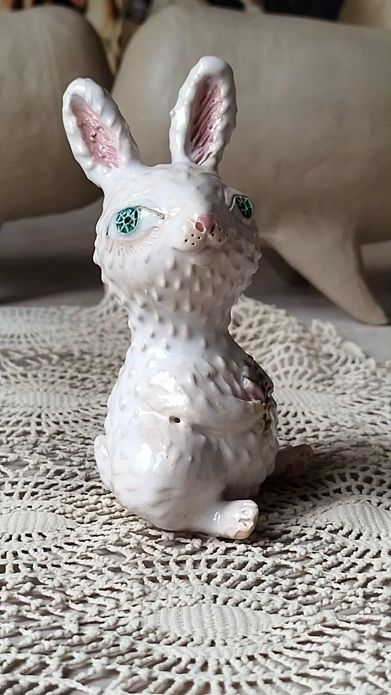 Little rabbit mini-sculpture