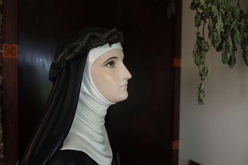 statue in need of fresh paint to eliminate pale flesh tones