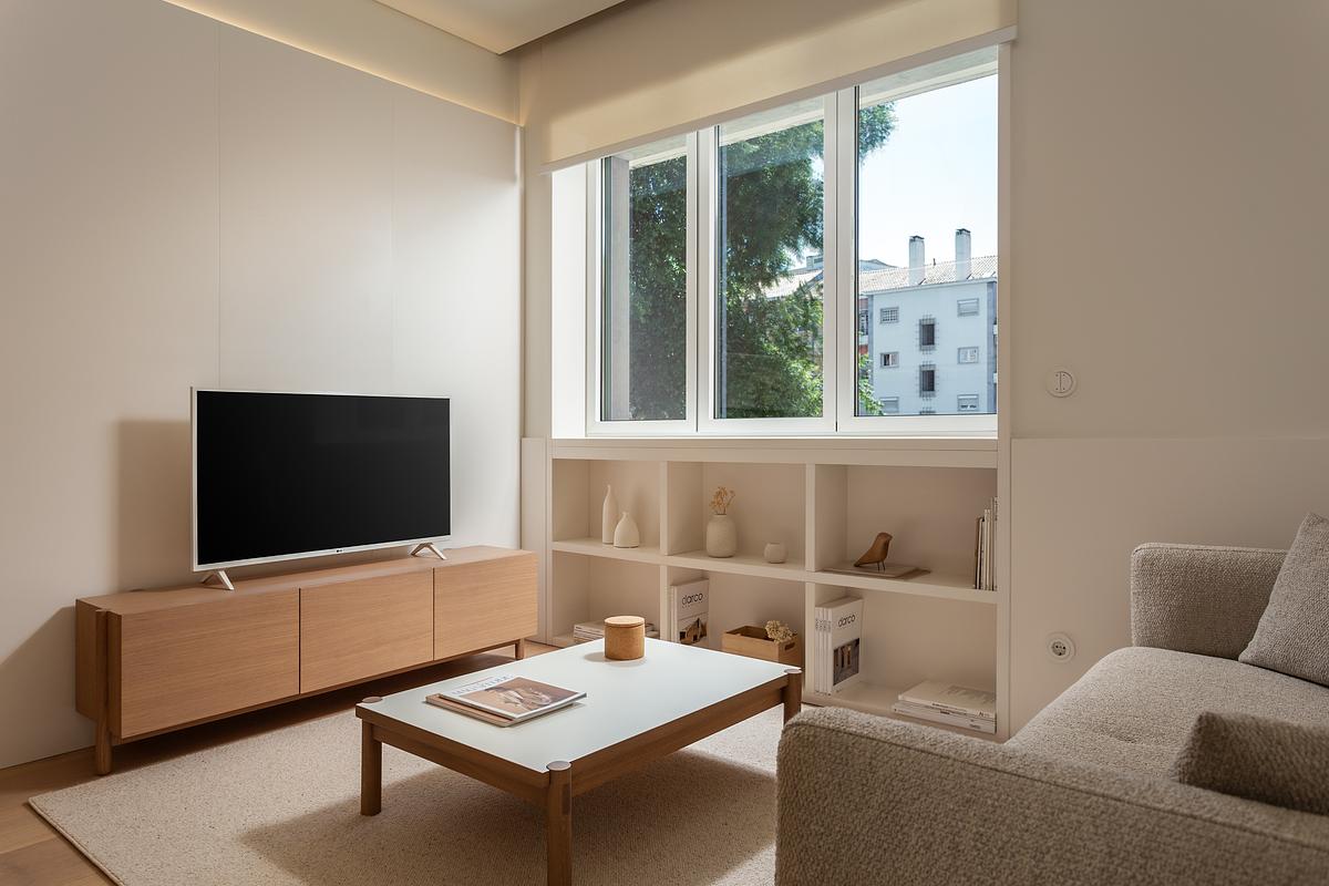 Fotografia de no Apartamento Reabilitado na Av. Roma, Lisboa, projeto do ATELI&Ecirc; 22.