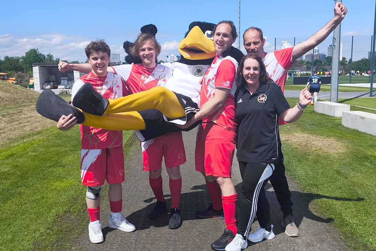 DFB-Maskottchen Paule sorgt bei den Teilnehmerinnen und Teilnehmern für gute Stimmung und Erinnerungsfotos.