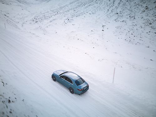 E-Klasse Drohnenbild im verschneiten Gebirge