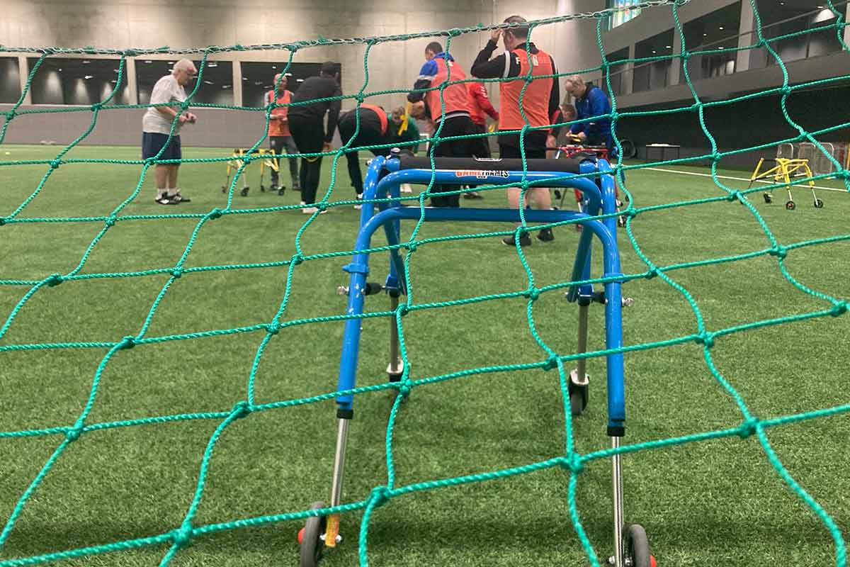 Erfahrungen sammeln beim Rollator-Fußball