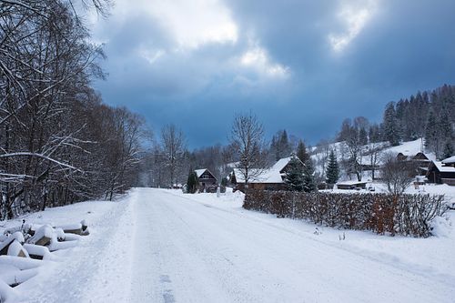 Route de montagne couverte de neige, pente douce.