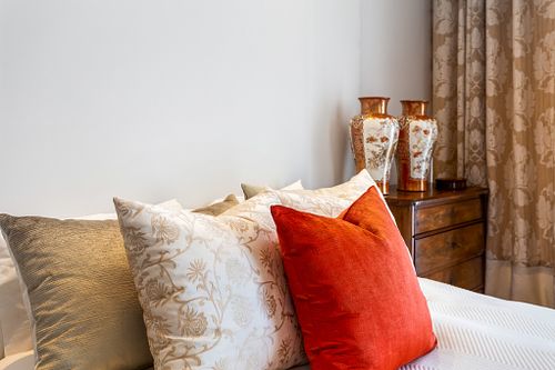 Fotografia de na Casa Andaluz, almofadas cama, interiores de luxo concebidos por FEMMA Interior Design.