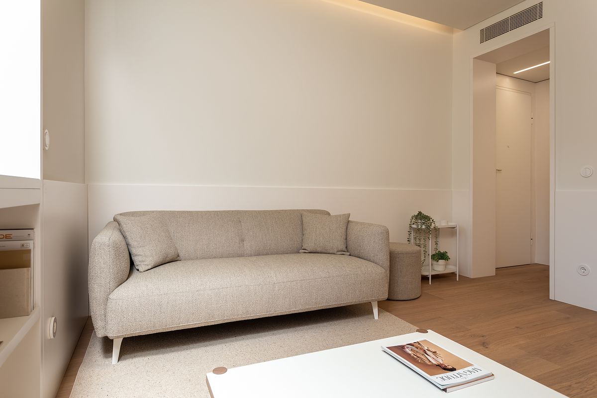 Fotografia de no Apartamento Reabilitado na Av. Roma, Lisboa, projeto do ATELIÊ 22.