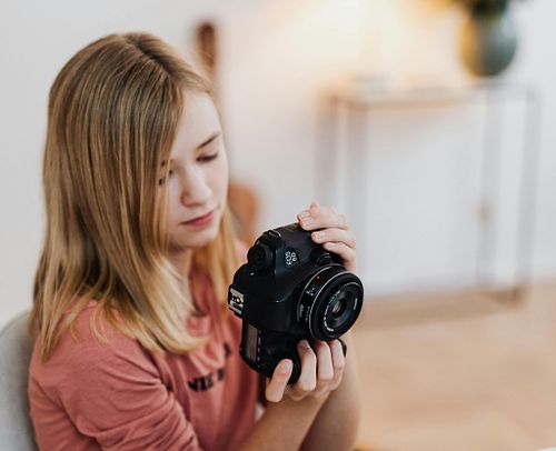 Hi, I'm Laura Lewis. A Portrait Photographer based in New York.