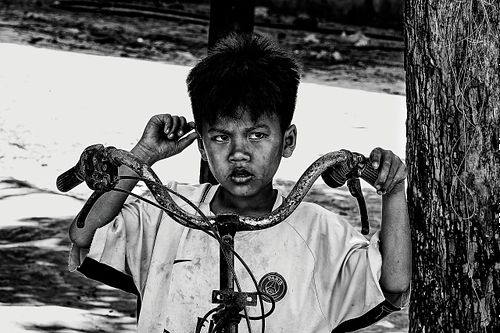 Portrait d'un enfant pris en photo de rue à Sapa au Vietnam