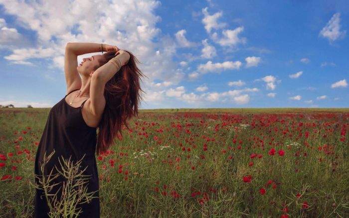 Un modelo femenino posando en el verde.