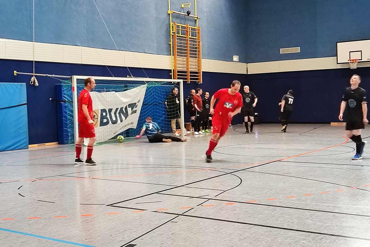 Abbildung zeigt: Fairplay: Teams feiern Tore und halten den Fairplay-Gedanken hoch