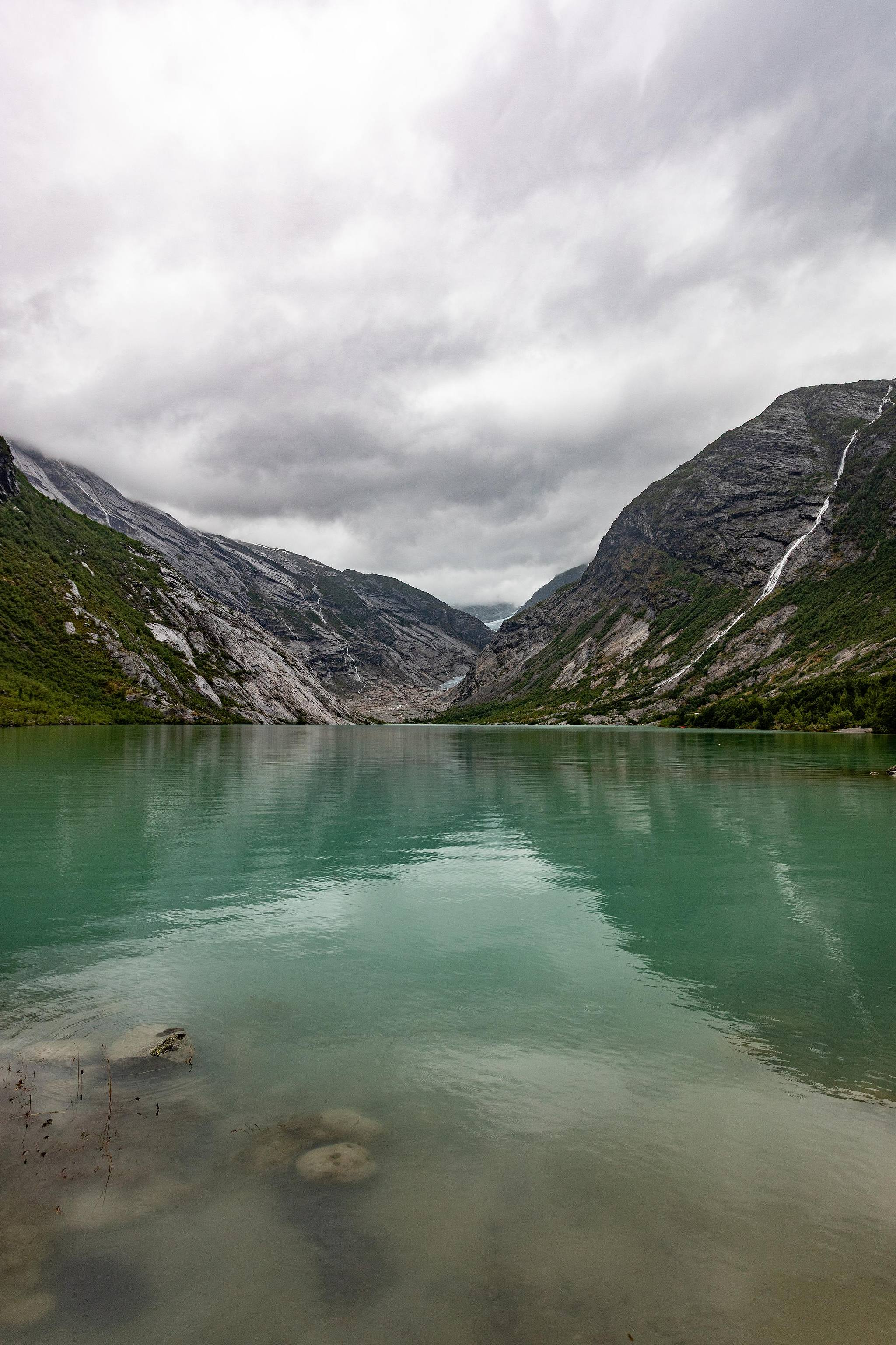 Petite étendue d’eau posée sur dalles rocheuses.