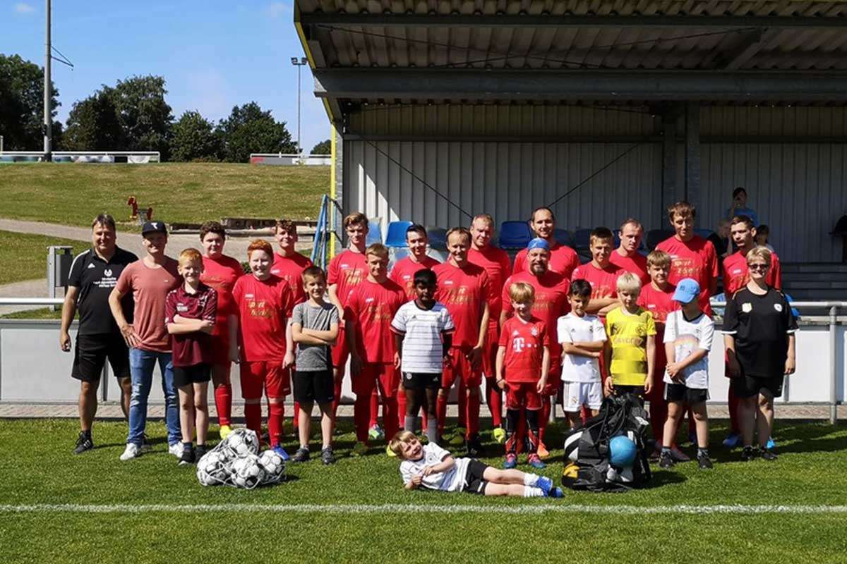 Gemeinsames Mannschaftsfoto mit Sponsor Sebastian Paetzke