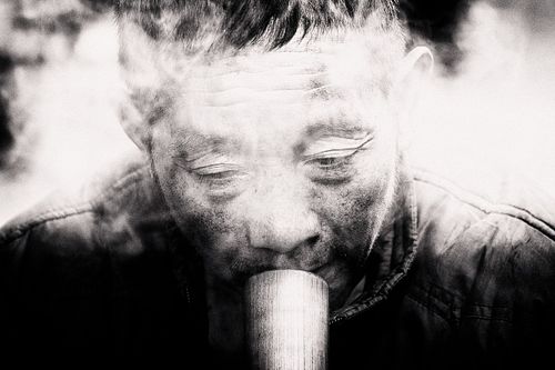 Portrait d'un homme pris en photo de rue à Sapa au Vietnam