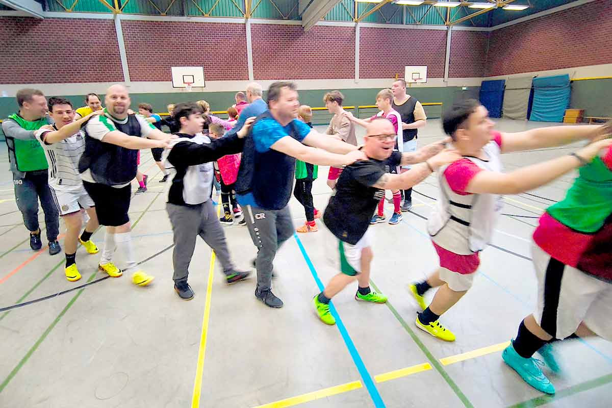 Polonaise beim Inklusionsfußball Karnevalstraining