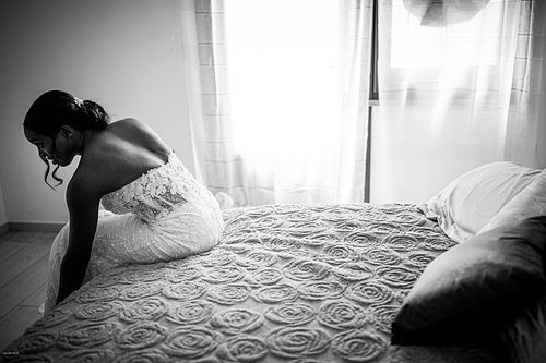 "sposa seduta che si allaccia le scarpe"