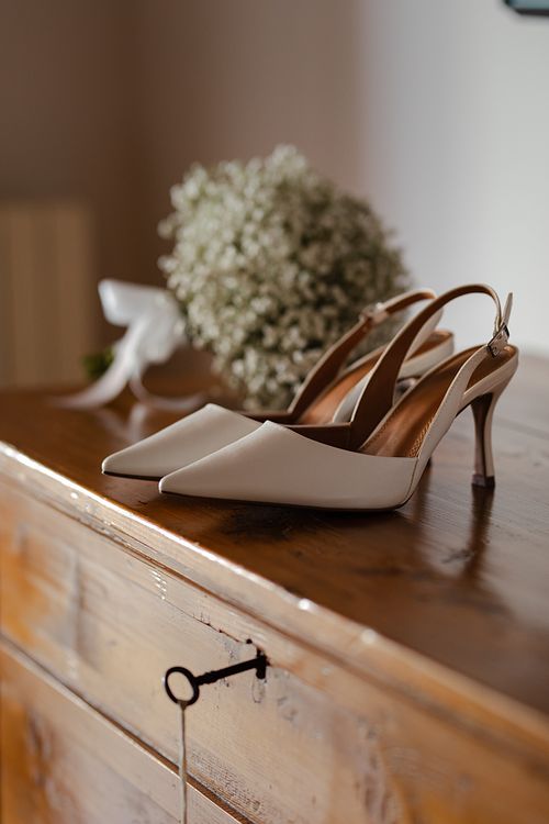 Le scarpe da sposa e il bouquet raffinato