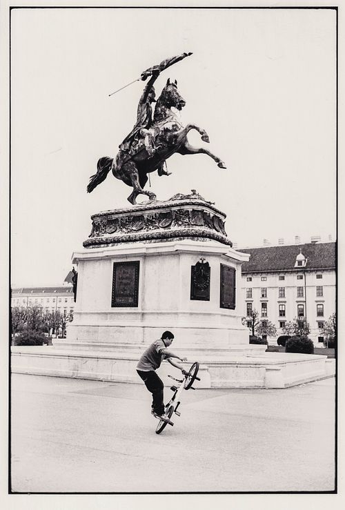 Vor dem Prinz-Eugen-Reiterdenkmal