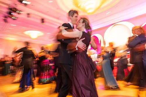 A couple dancing in motion blur at the elegant Bundespresseball 2024 evening.