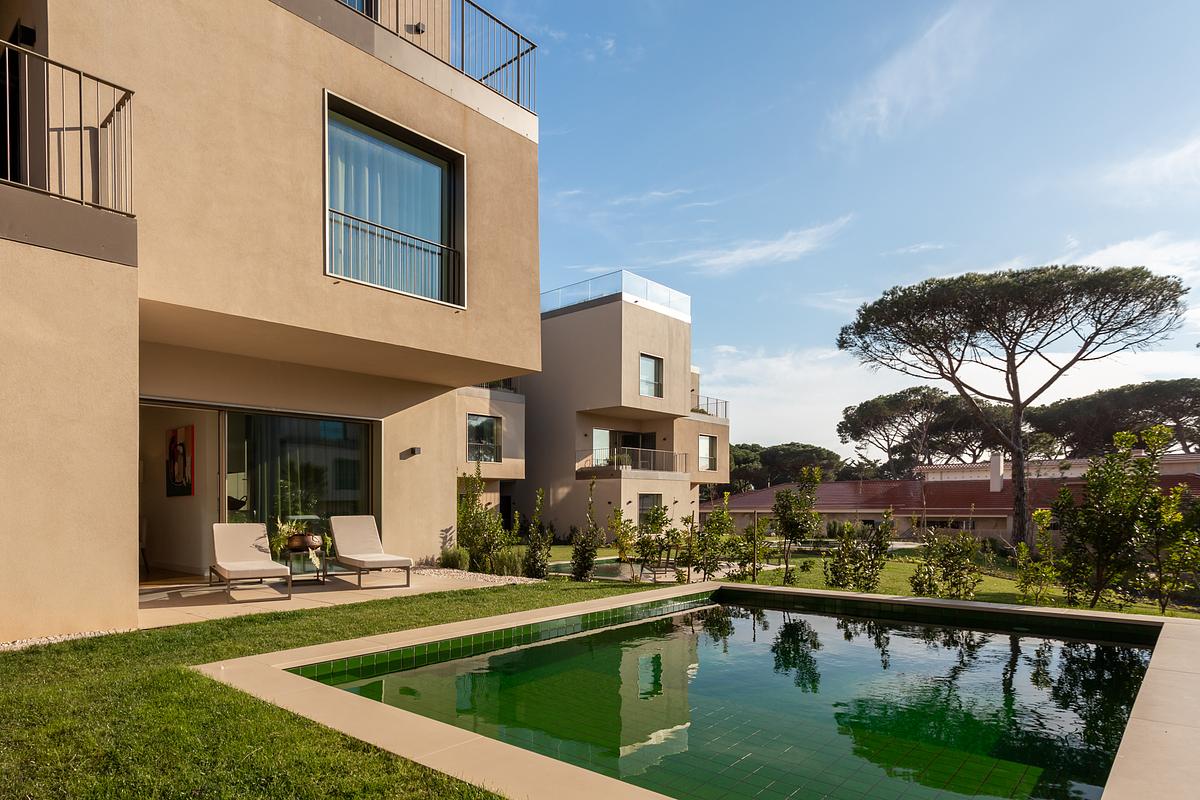 Fotografia de arquitectura destacando a volumetria dos edif&iacute;cios do Marinha Prime em Cascais