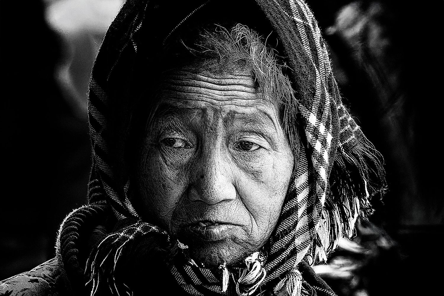 Portrait d'une femme pris en photo de rue à Sapa au Vietnam