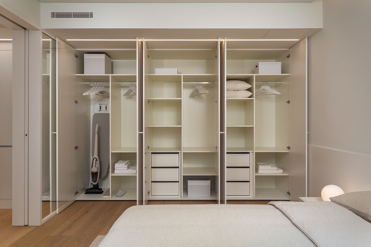 Fotografia de no Apartamento Reabilitado na Av. Roma, Lisboa, projeto do ATELI&Ecirc; 22.