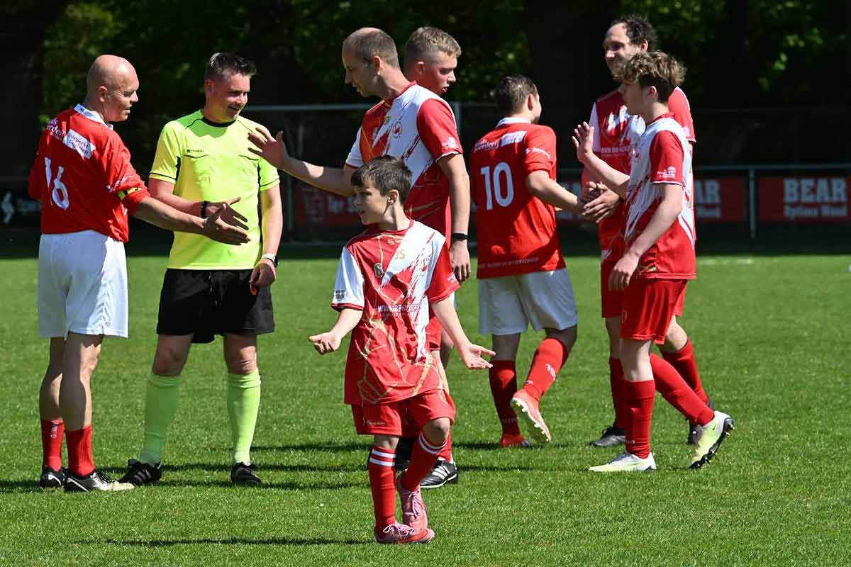 Spielerinnen und Spieler der Ibbenbürener Kickers und von vv DES Nijverdal begrüßen sich herzlich vor dem internationalen Inklusionsturnier in den Niederlanden